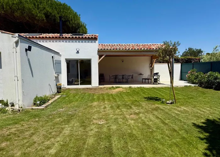 Holiday home Maison De Charme First D'aromm - Plages, Centre Ville, Phare De Chassiron - Calme, Jardin Clos, Terrasse Saint-Denis-d'Oleron