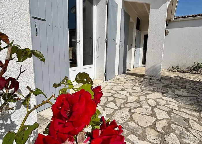 Holiday home Maison De Charme First D'aromm - Plages, Centre Ville, Phare De Chassiron - Calme, Jardin Clos, Terrasse Saint-Denis-d'Oleron