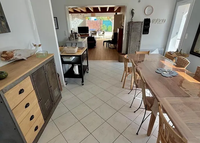 Holiday home Maison De Charme First D'aromm - Plages, Centre Ville, Phare De Chassiron - Calme, Jardin Clos, Terrasse